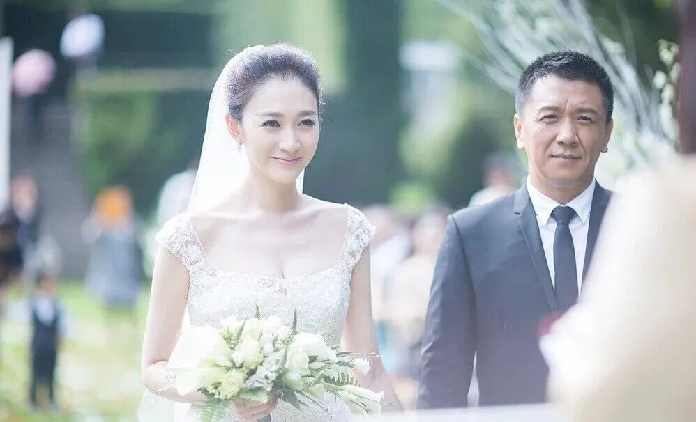 演员李小冉发文称，与制片人徐佳宁去年已离婚；此前徐佳宁及名下公司被执行2111万