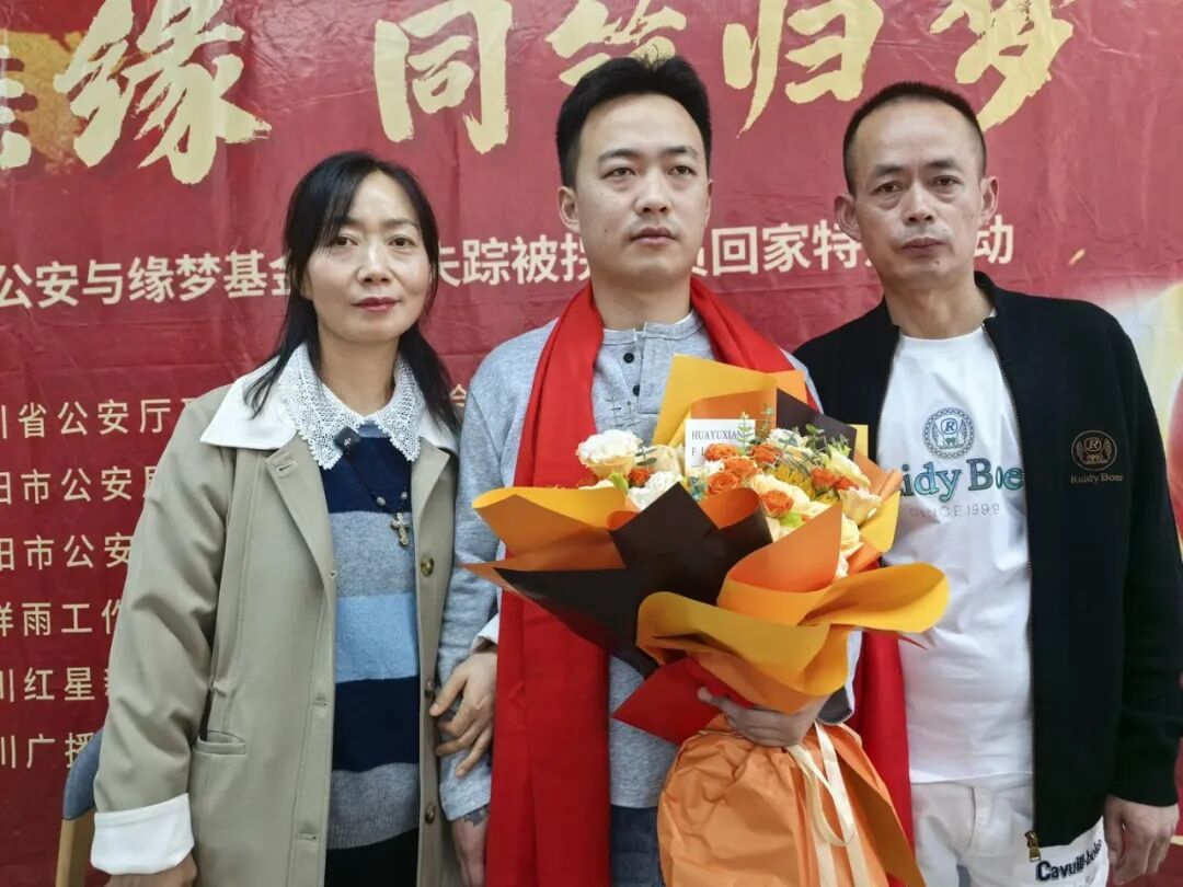 男子带4岁儿子卖菜时儿子被拐：夫妻互相埋怨离婚，他寻子多年未再婚，22年后儿子终被找回