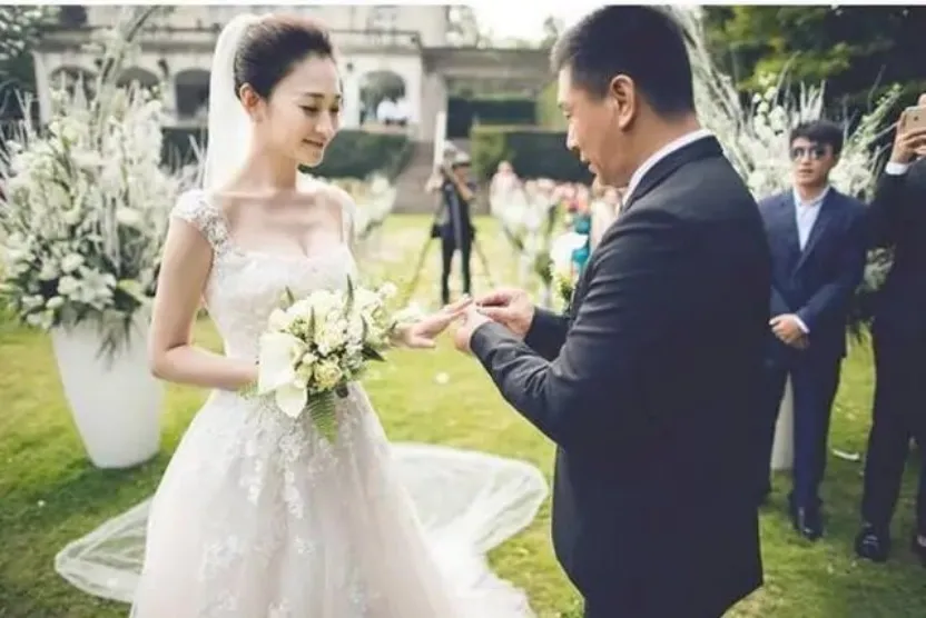 李小冉宣布离婚后首现身，寄语全体女性：不内耗，要自信松弛，无论什么年龄都要让自己开心；其结婚超十年没要孩子