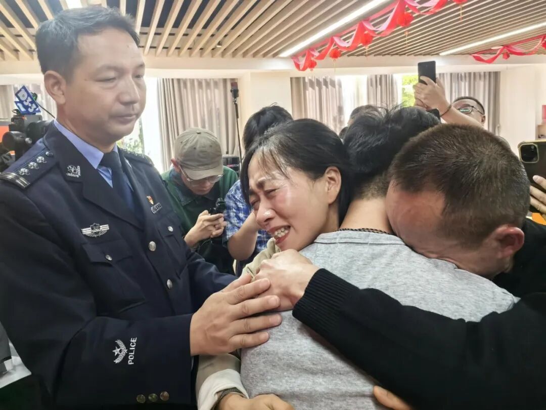 男子带4岁儿子卖菜时儿子被拐：夫妻互相埋怨离婚，他寻子多年未再婚，22年后儿子终被找回