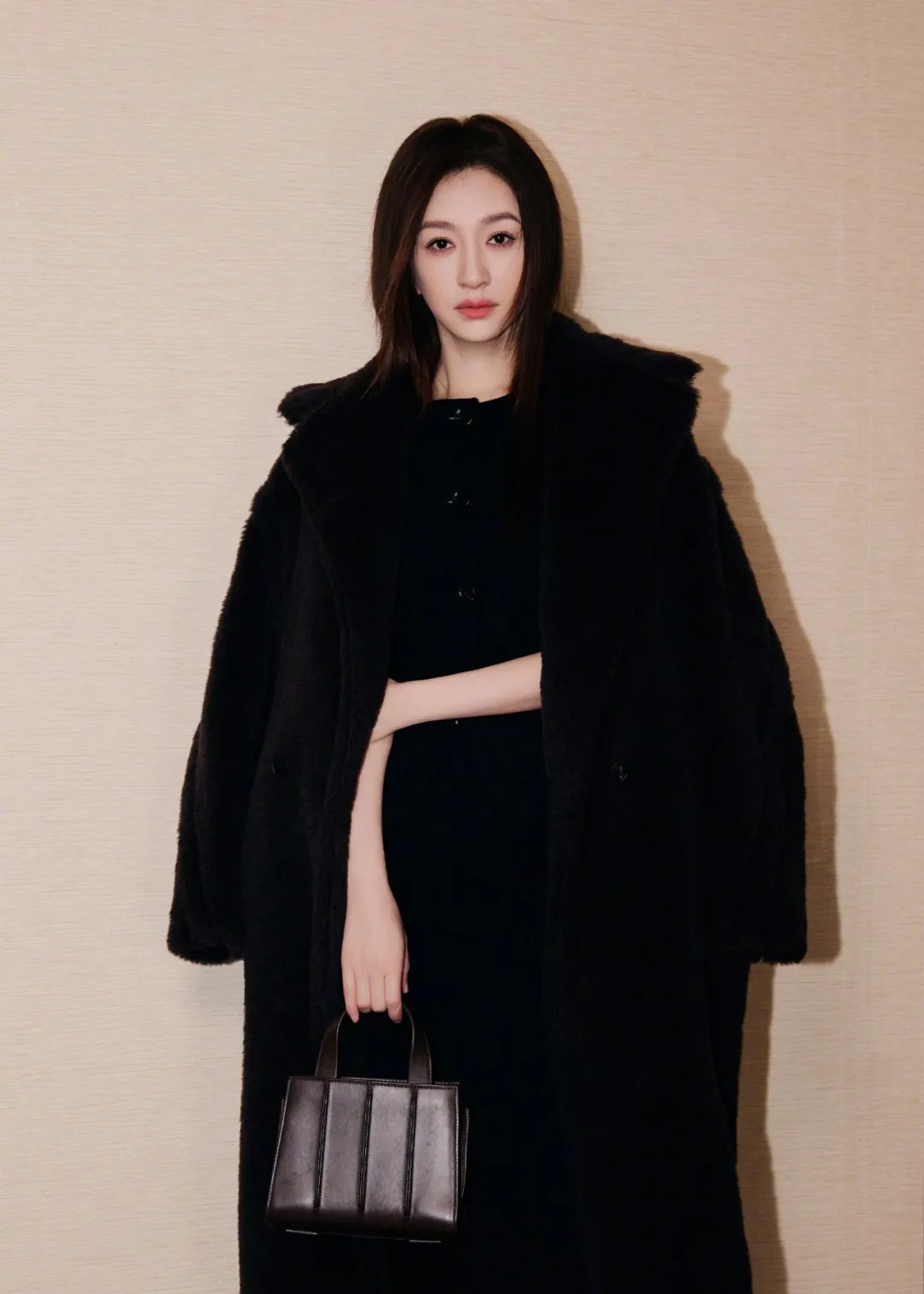 李小冉宣布离婚后首现身，寄语全体女性：不内耗，要自信松弛，无论什么年龄都要让自己开心；其结婚超十年没要孩子