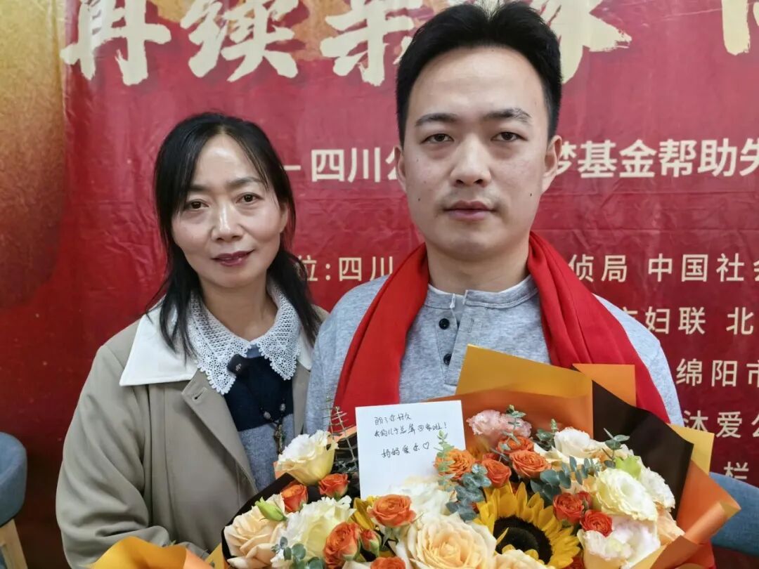 男子带4岁儿子卖菜时儿子被拐：夫妻互相埋怨离婚，他寻子多年未再婚，22年后儿子终被找回