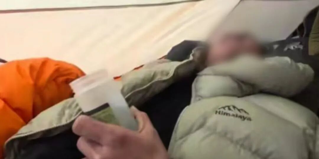 21岁男子在四川稻城因高反去世，当地：系非法穿越，下撤过程中不幸去世，其母支付了救援下撤途中请马帮、向导的相关费用，共计7500元