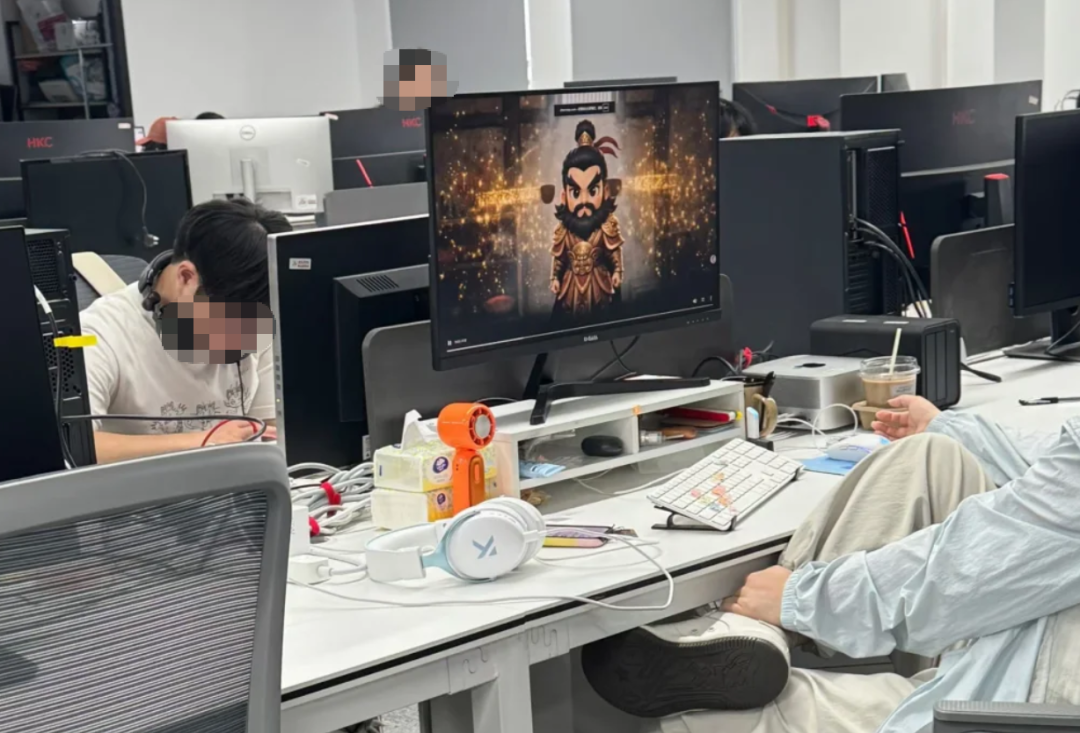 做了10年影视制片人，现在我每天陪老板搓“AI玩具”