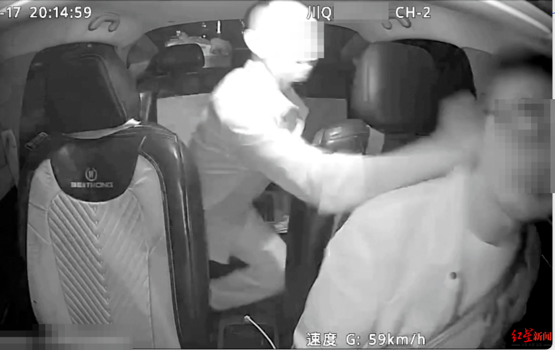 男子乘车时多次挥拳殴打出租车司机，致车辆失控冲撞路边花坛，宜宾警方：胡某已被刑拘，自述当晚喝5杯高度白酒后失忆