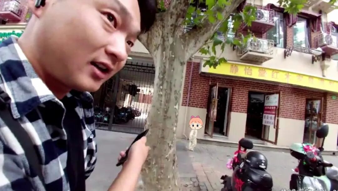 惊险！两岁男童独自赤脚溜出家门，民警送回时，父母竟还在家熟睡？！