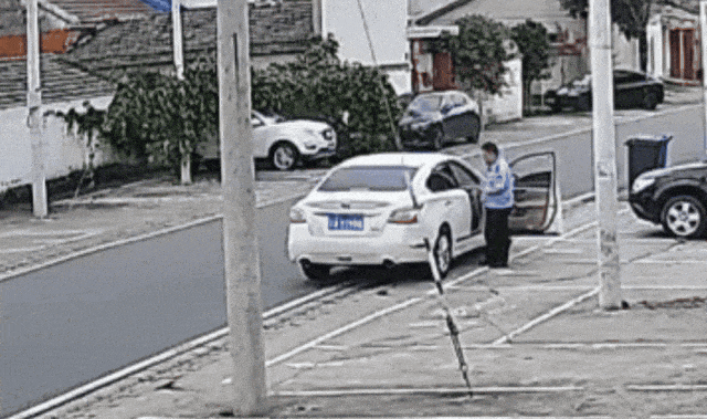轿车停在派出所门口， 双闪一直闪了8分钟，没人上下车，辅警上前查看，发现司机浑身颤抖、呼吸微弱，紧急将其送医