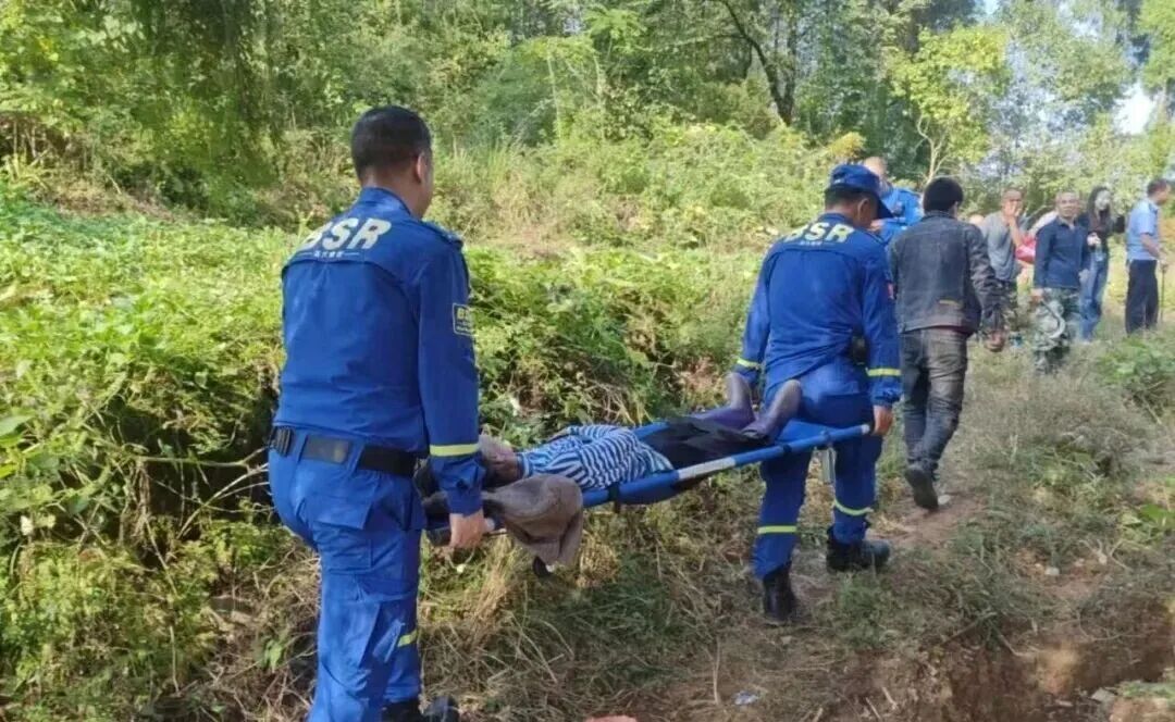 松桃七旬奶奶被困深山，救援队弯刀砍出一条生路