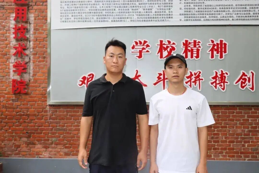 四川两名大学生冲进火场救人后离开，被市民打12345找到：系退役军人，学校正申请表彰