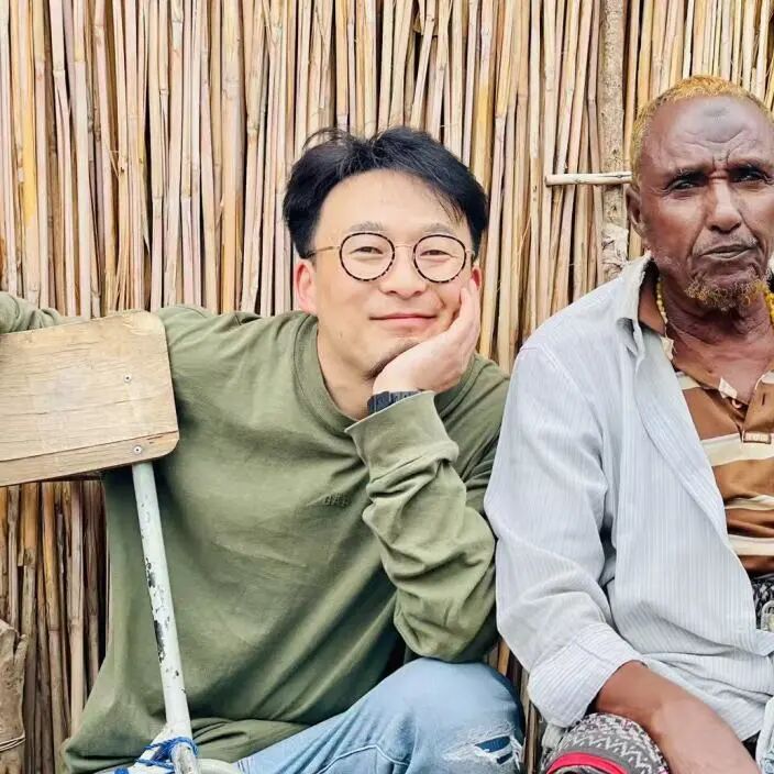 宁诺美术馆搭起了一个黑帐篷