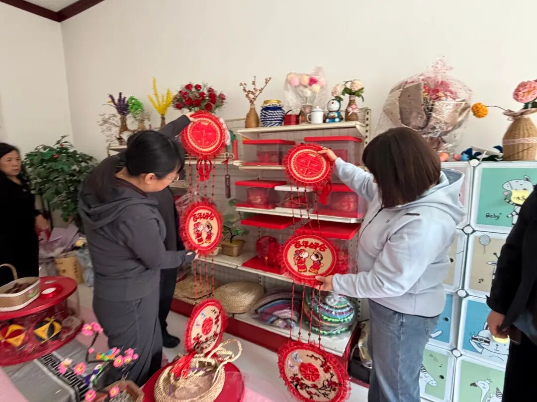 巧手盘活小院经济 巾帼编织幸福生活｜乡宁县妇联调研光华镇湾里村玉米皮手工编织产业