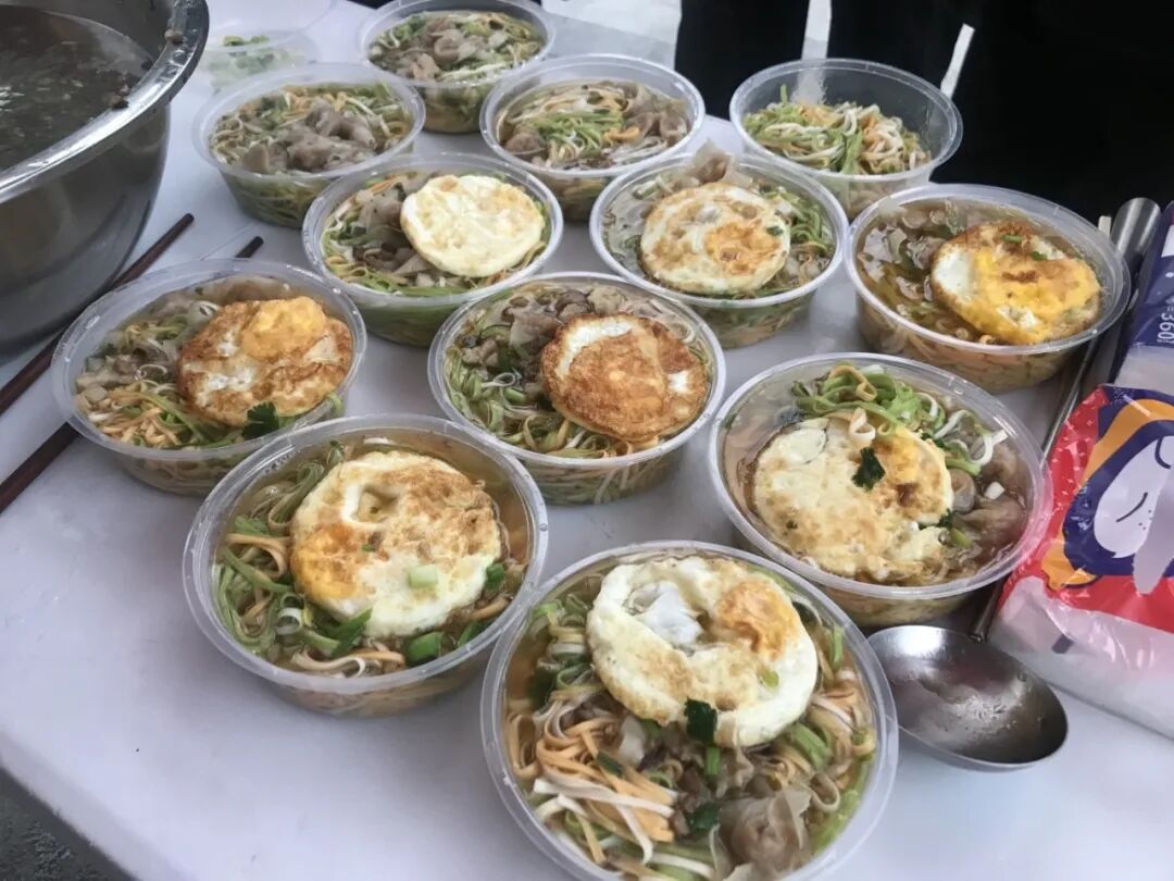 每天150碗热汤面，李国色在灵溪老街免费送早餐！