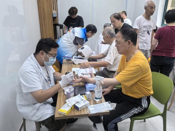 一间 “舒心小屋”，守好社区老人健康门|虹社汇