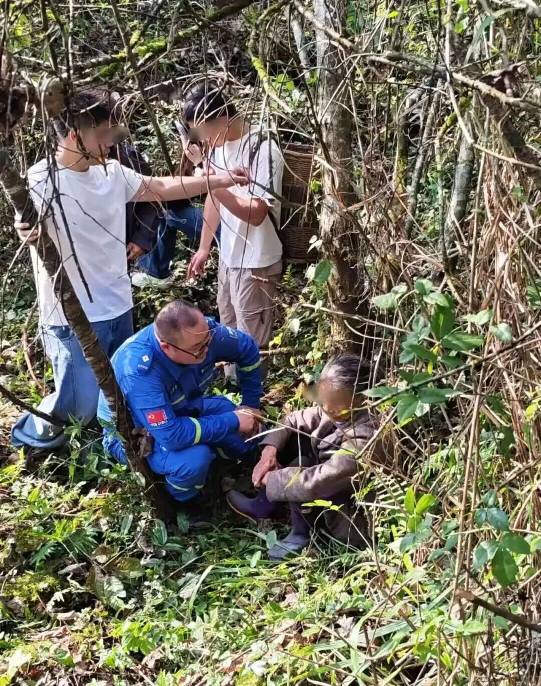松桃七旬奶奶被困深山，救援队弯刀砍出一条生路