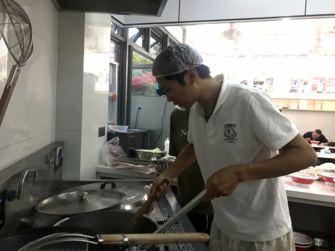 每天150碗热汤面，李国色在灵溪老街免费送早餐！