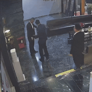 两男子冒充消防人员进店，称灭火器过期“花30元可换”，被退役消防员店主当场识破骗术
