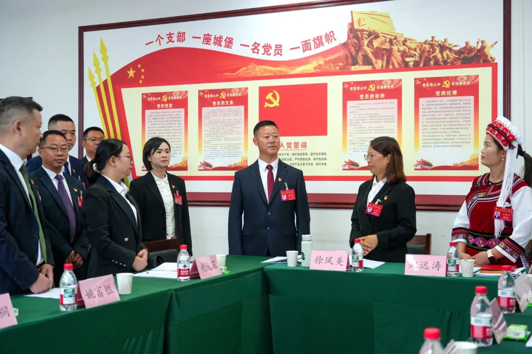 【聚焦党代会 奋进“十五五”】李隆杨洁等县四大班子领导看望出席中国共产党普定县第十四次代表大会代表