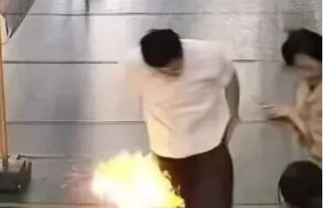 爆燃导致二级烧伤！快检查你使用手机的习惯