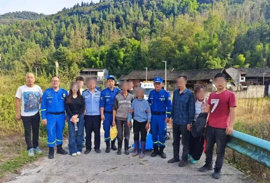 松桃七旬奶奶被困深山，救援队弯刀砍出一条生路