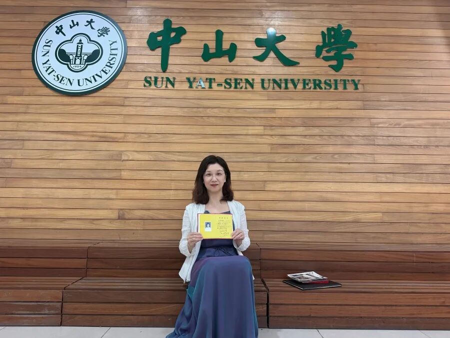 56岁女子刚退休就重返大学读研，瞒着丈夫备考，排队、通勤全都用来复习，本人回应：重新做一名学生，让人生下半场拥有更多可能性