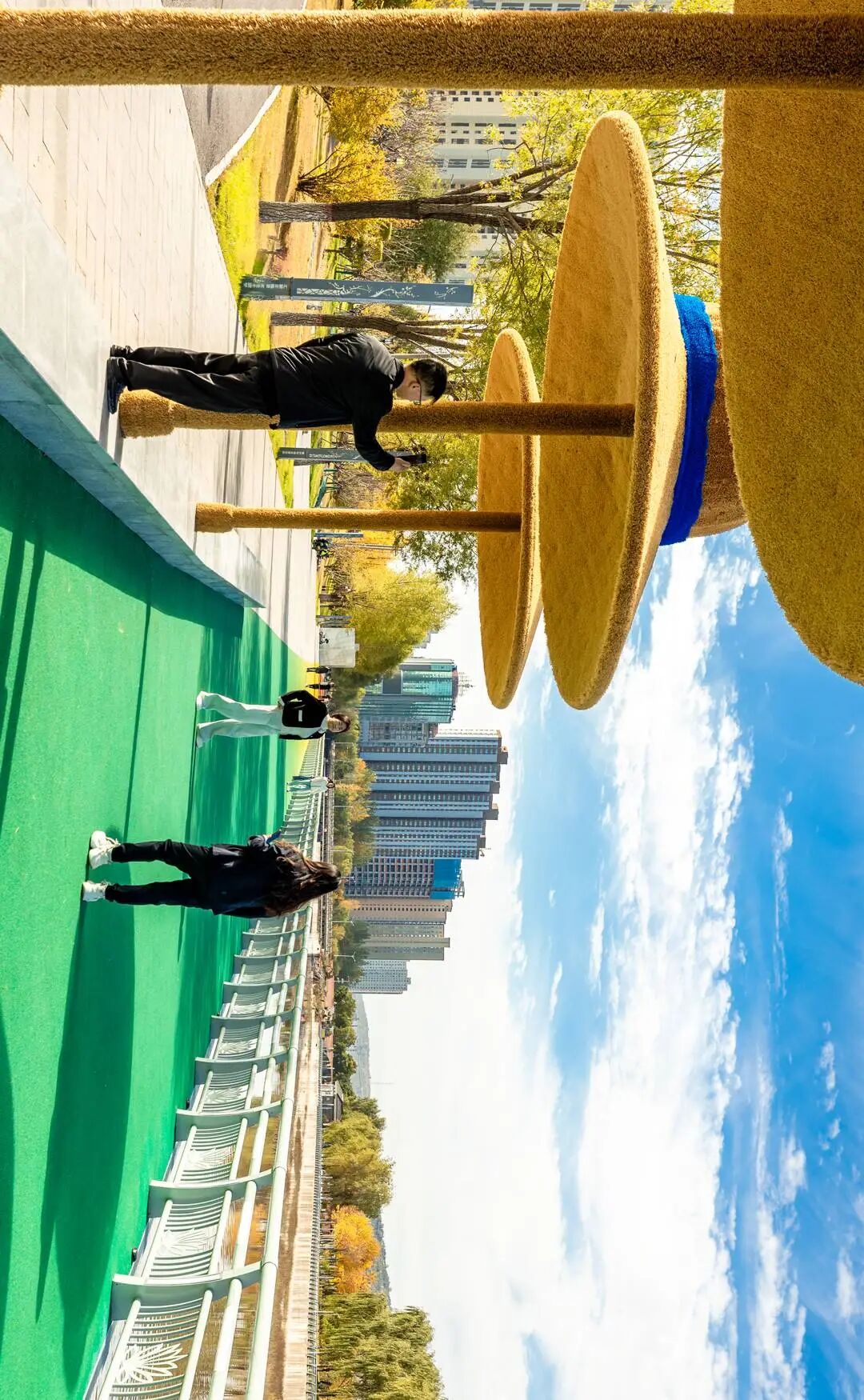 【图说吕梁·点亮新城】吕梁的秋天，藏在这条彩虹步道上