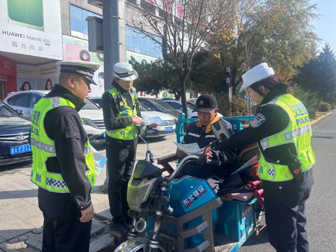 路口劝导守平安，文明骑行入人心 | 一盔一带