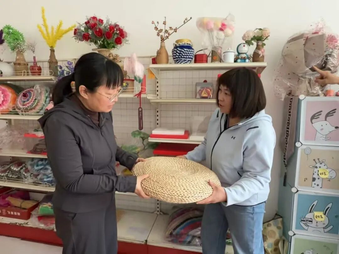 巧手盘活小院经济 巾帼编织幸福生活｜乡宁县妇联调研光华镇湾里村玉米皮手工编织产业