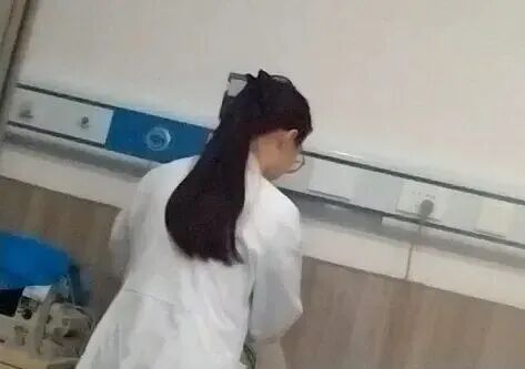 派出所门口，双闪打了8分钟，没人下车也没人上车，“不对劲！”