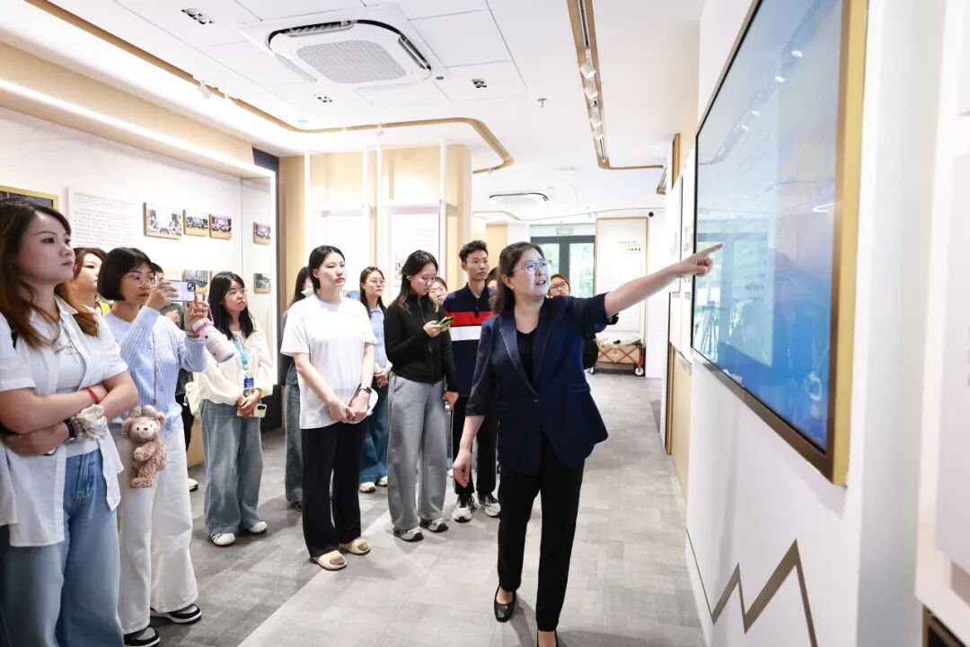 把思政课搬进协商现场——我校在上海政协全过程人民民主实践点开展关于人民民主的思政课