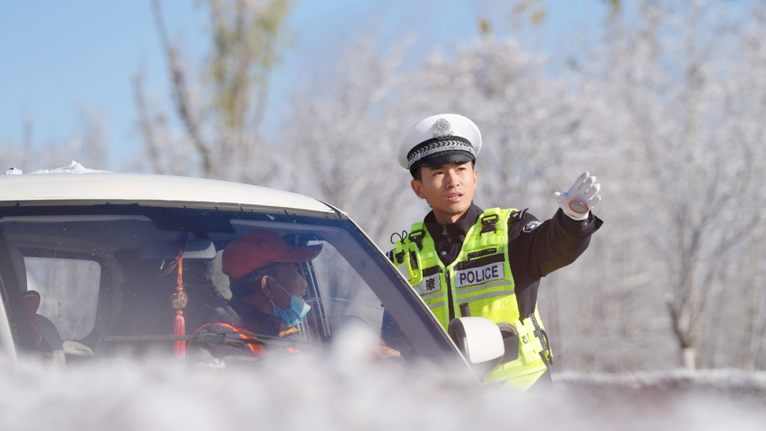 长白山交警迎战初雪 风雪中的“荧光绿”守护平安路