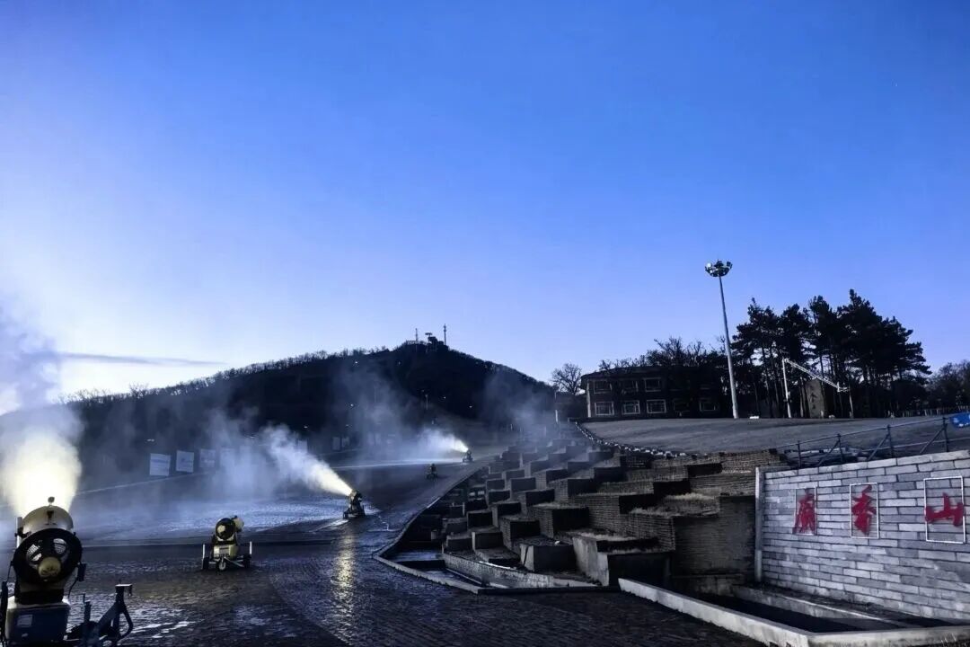 长春一滑雪场启动造雪