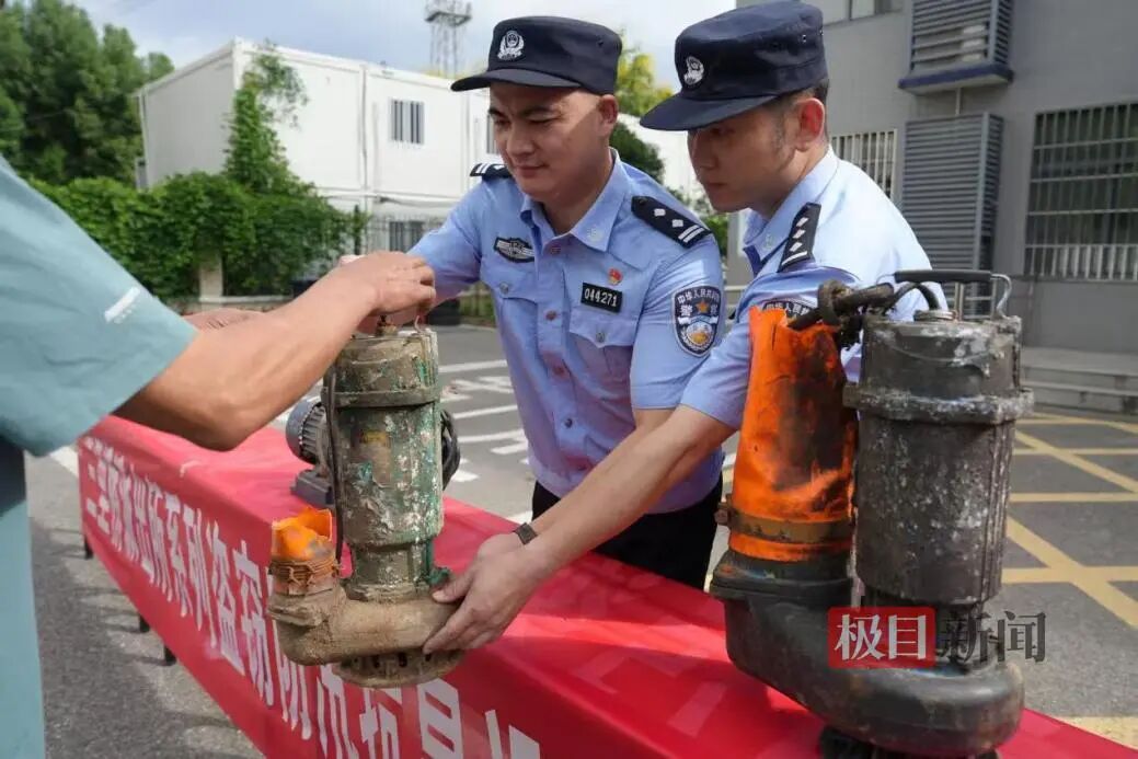 湖北武汉民警抓获小偷后缴获金饰，却没有失主报案，民警 “扫楼”排查，在60余户居民中反向找到失主