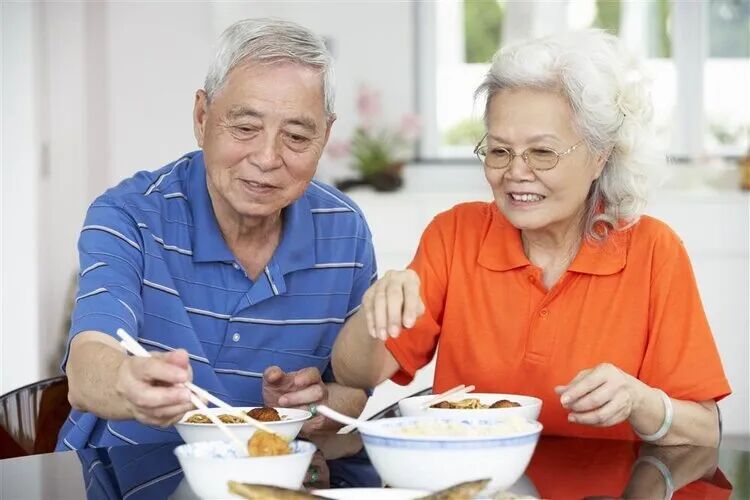 年过60，“懒”点或更长寿？偷对懒能养生，但这5件事千万别偷懒