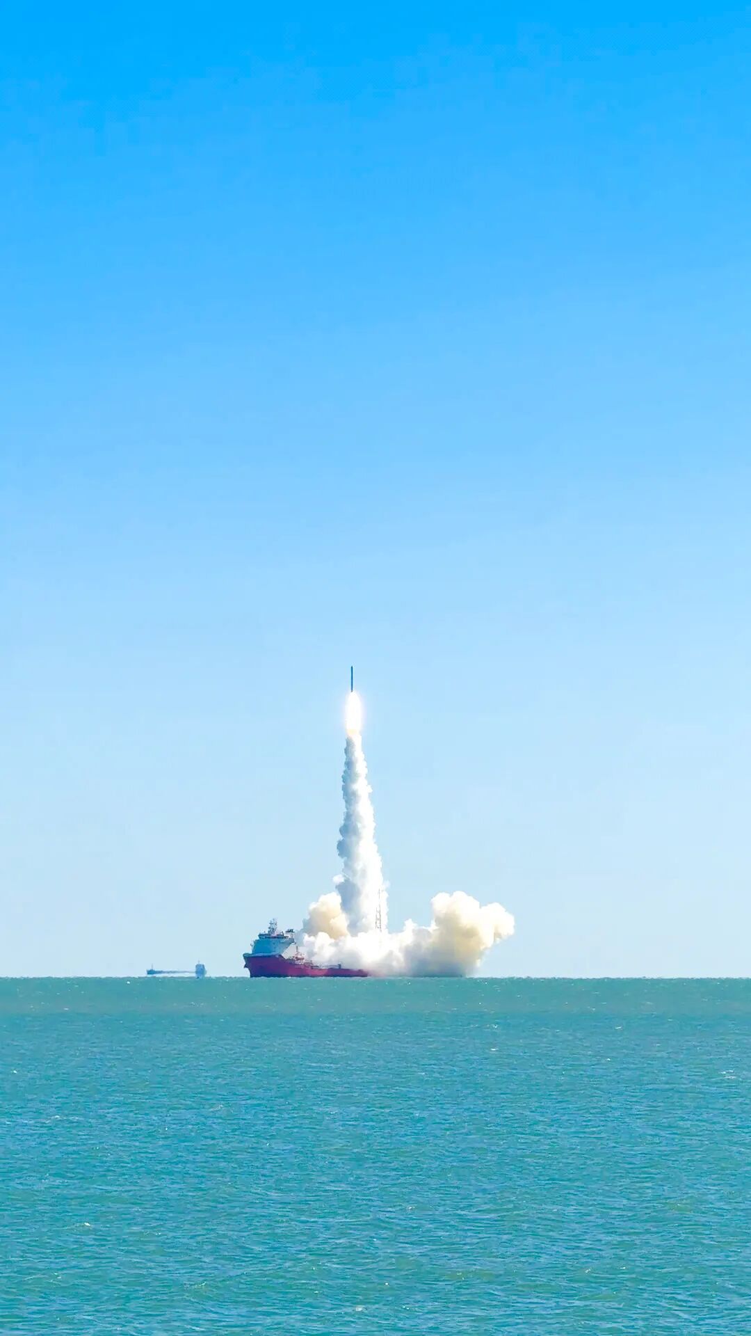 火箭与碧海蓝天浪漫同框！谷神星一号海射型遥八运载火箭在日照发射成功