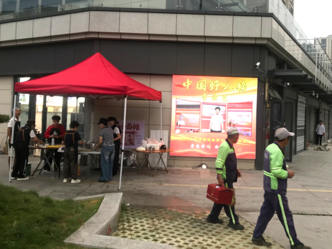 每天150碗热汤面，李国色在灵溪老街免费送早餐！