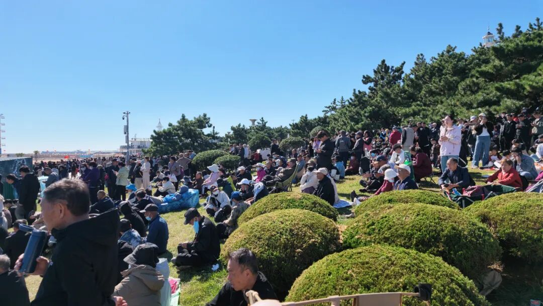 此刻，日照海边人山人海！