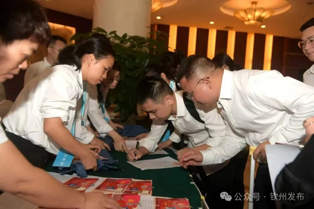 出席市七届人大一次会议的人大代表向大会报到