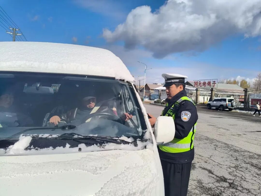 长白山交警迎战初雪 风雪中的“荧光绿”守护平安路