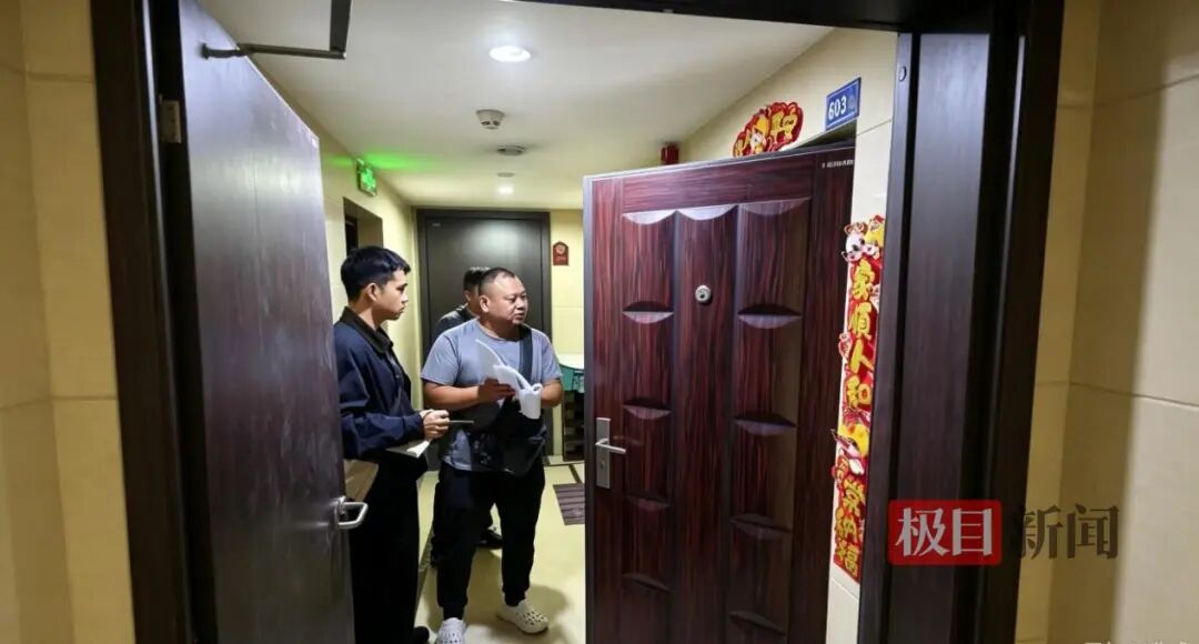 湖北武汉民警抓获小偷后缴获金饰，却没有失主报案，民警 “扫楼”排查，在60余户居民中反向找到失主