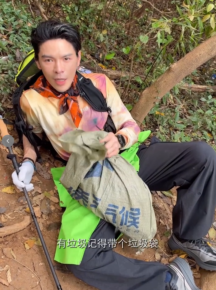 知名男星在杭州西湖边徒步，拎着编织袋捡垃圾，网友：太接地气