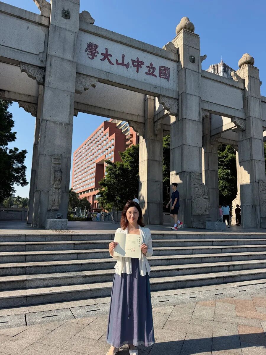 56岁女子刚退休就重返大学读研，瞒着丈夫备考，排队、通勤全都用来复习，本人回应：重新做一名学生，让人生下半场拥有更多可能性