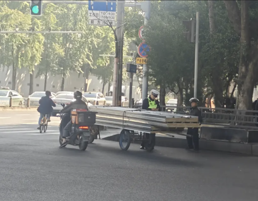 成都“二仙桥大爷”再因电动车违规载货被拦？谭乔证实属实：警方人性化处理未罚款