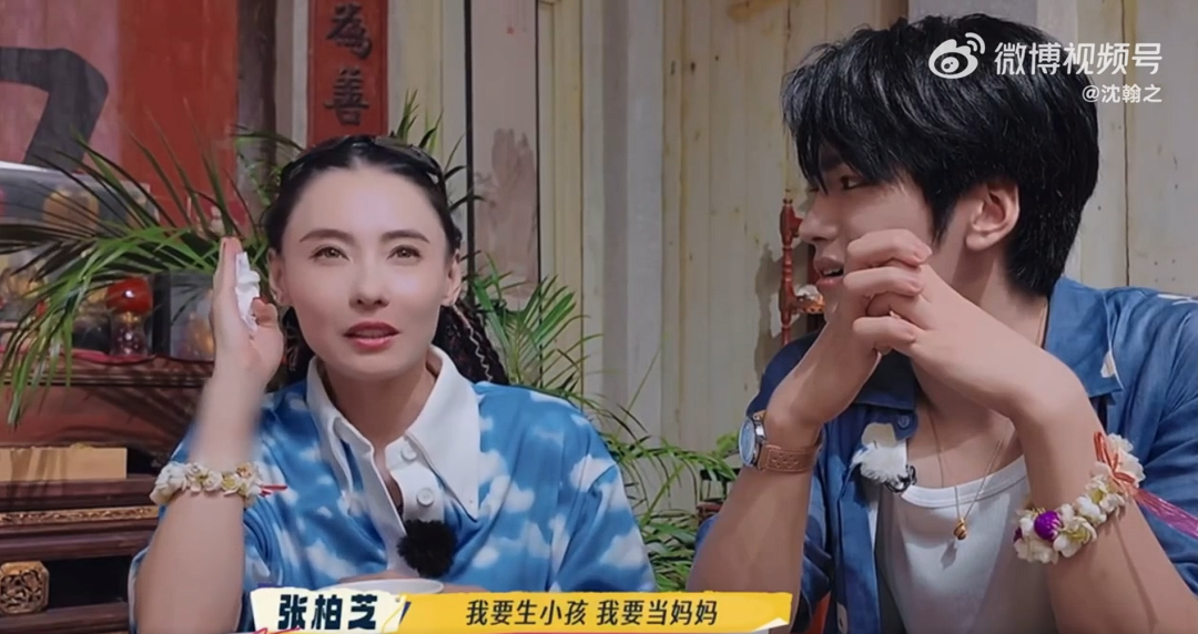 张柏芝称5点起床陪儿子一整天，直言养3个儿子很轻松：自己做好示范，孩子看了自然会学；此前曾称把时间全放在家庭，就觉得人生很值得