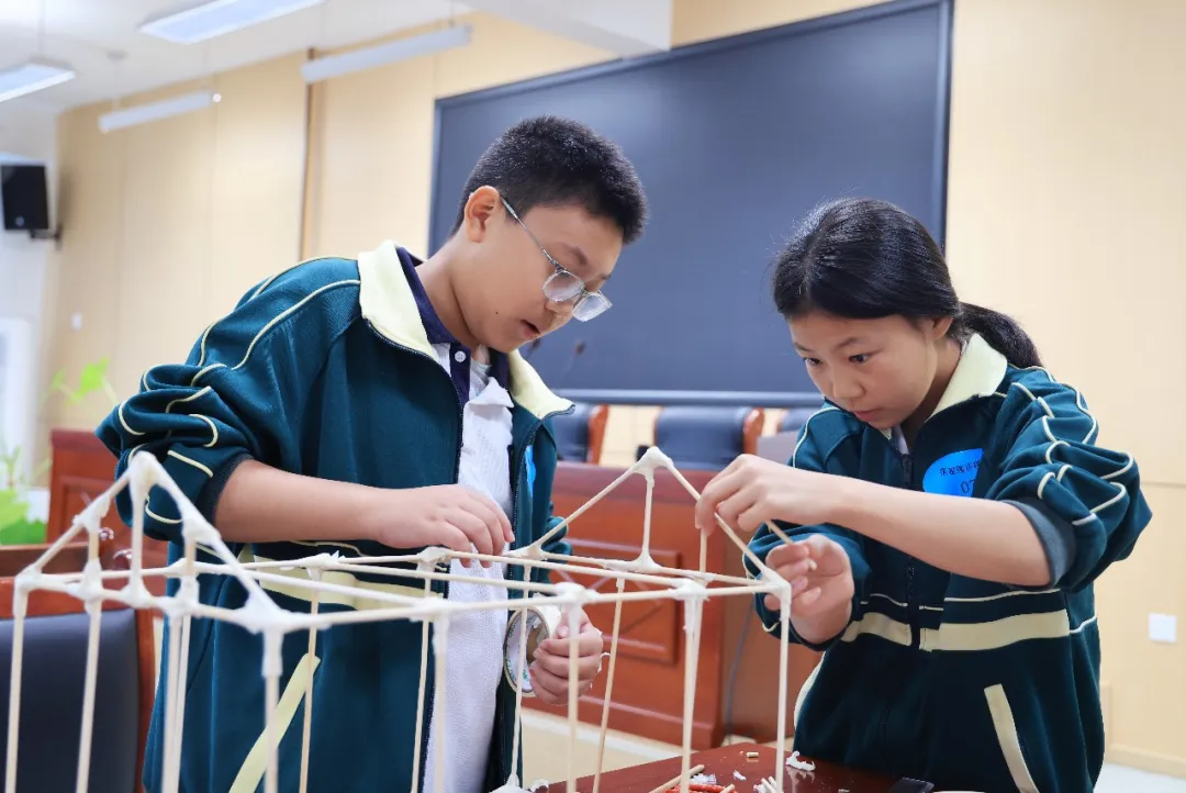 我区举办第六届中小学校园科技节
