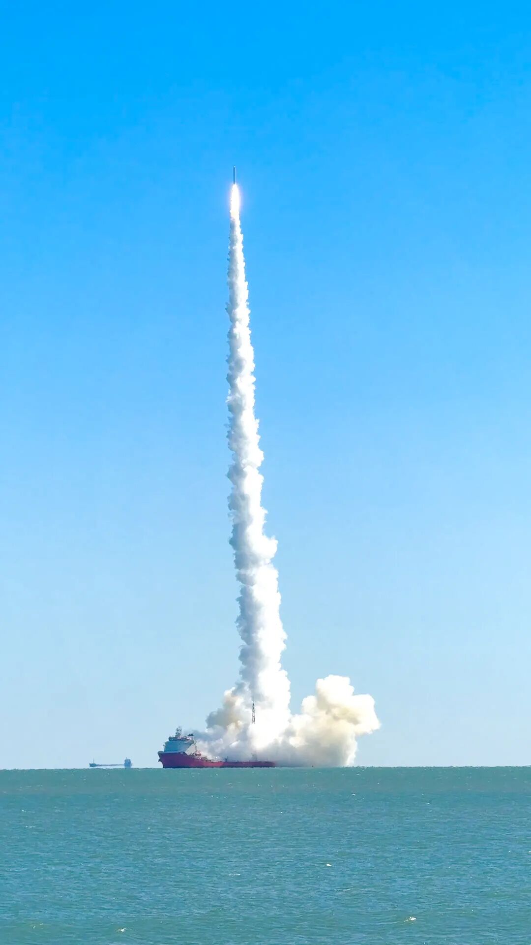 火箭与碧海蓝天浪漫同框！谷神星一号海射型遥八运载火箭在日照发射成功