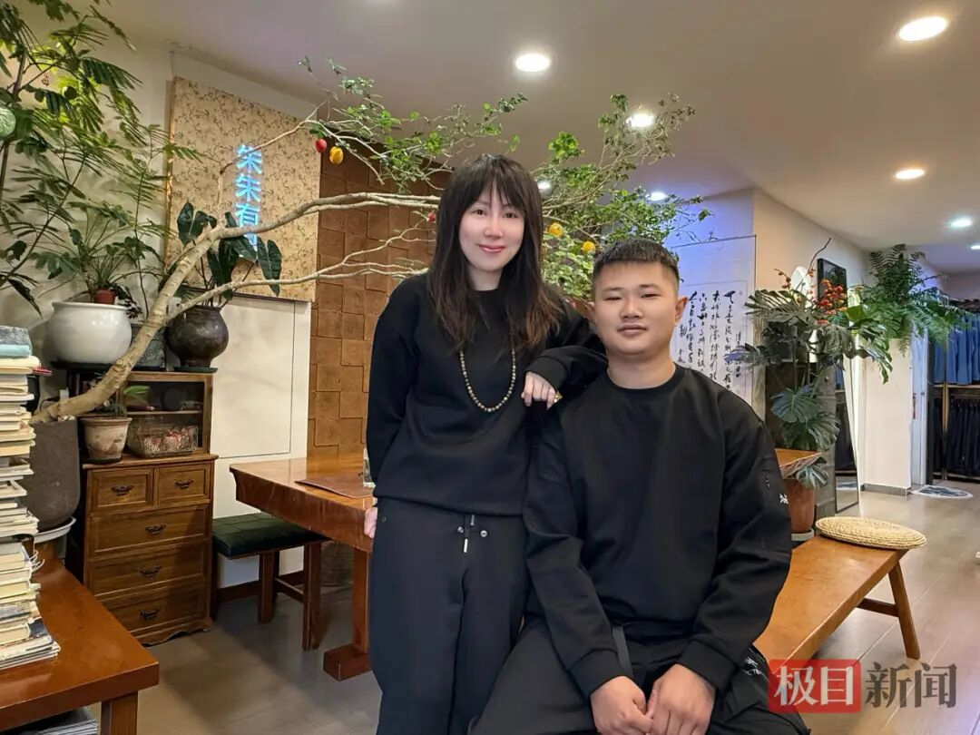 “没钱吃饭了”，武汉女子刷到00后山东小伙视频，私信转500元；8年后她随口一句“姐姐过得不太好”，他飞到武汉待5分钟就走，留下1000元