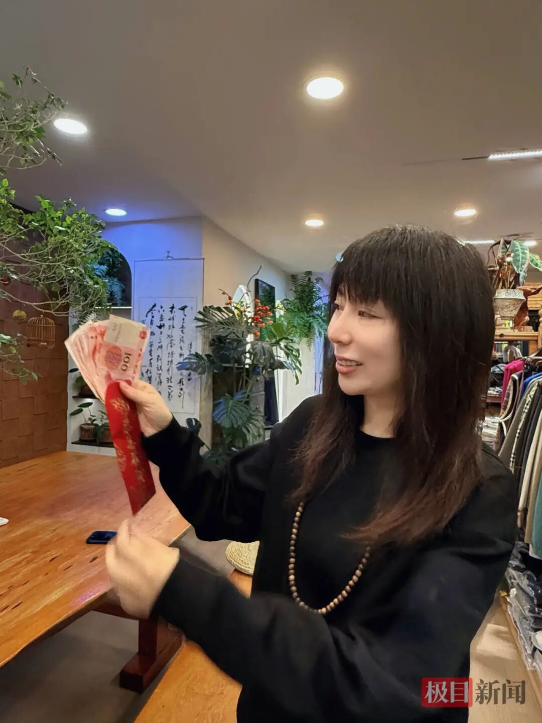 “没钱吃饭了”，武汉女子刷到00后山东小伙视频，私信转500元；8年后她随口一句“姐姐过得不太好”，他飞到武汉待5分钟就走，留下1000元