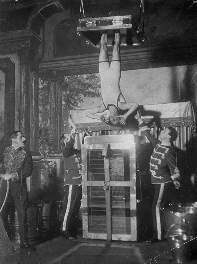 断头、悬浮、逃脱，百年前的离奇魔术现场