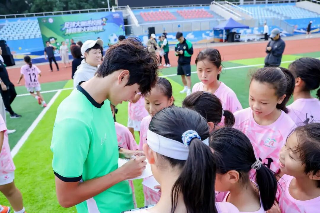 浙江FC球员走进景成实验学校，一块亚运奖牌传递足球梦想