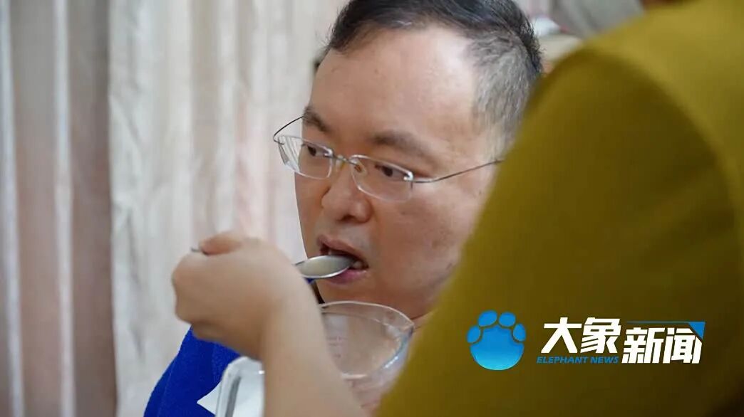 蔡磊用胜诉赔偿款向渐冻症患者贫困家庭捐10台呼吸机；此前许某捏造蔡磊“装病”“诈捐”等被判连续10日公开致歉并赔偿